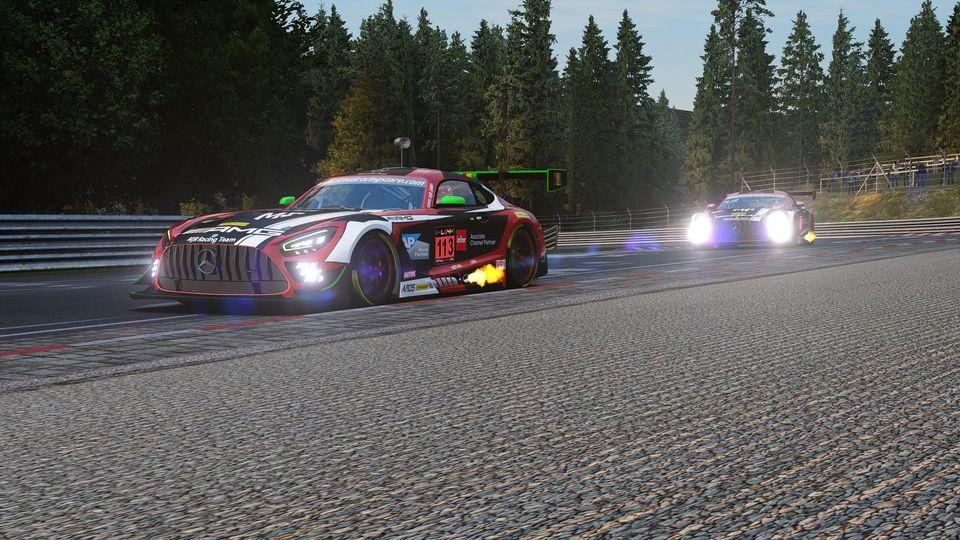 zwei Mercedes AMG in einer Kurve der Nordschleife
