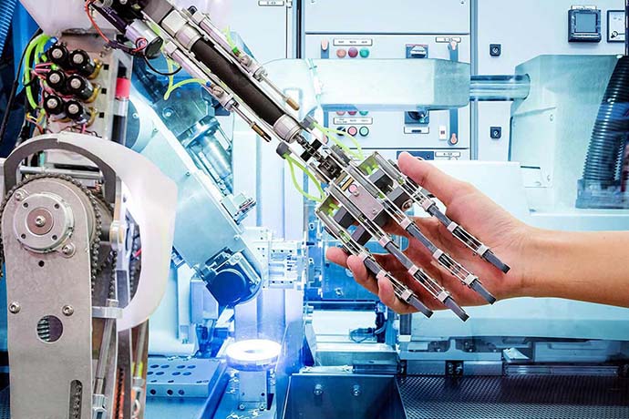 Mensch gibt Roboter die Hand