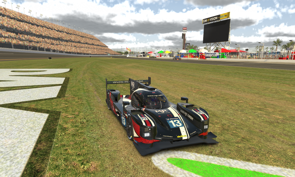 MJR esports Rennwagen auf einer Rasenfläche Daytona Cup